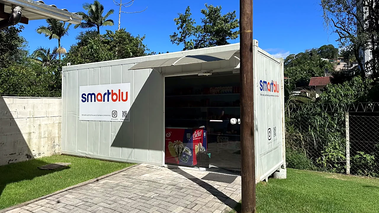 Container Smartblu real instalado no jardim de um condomínio